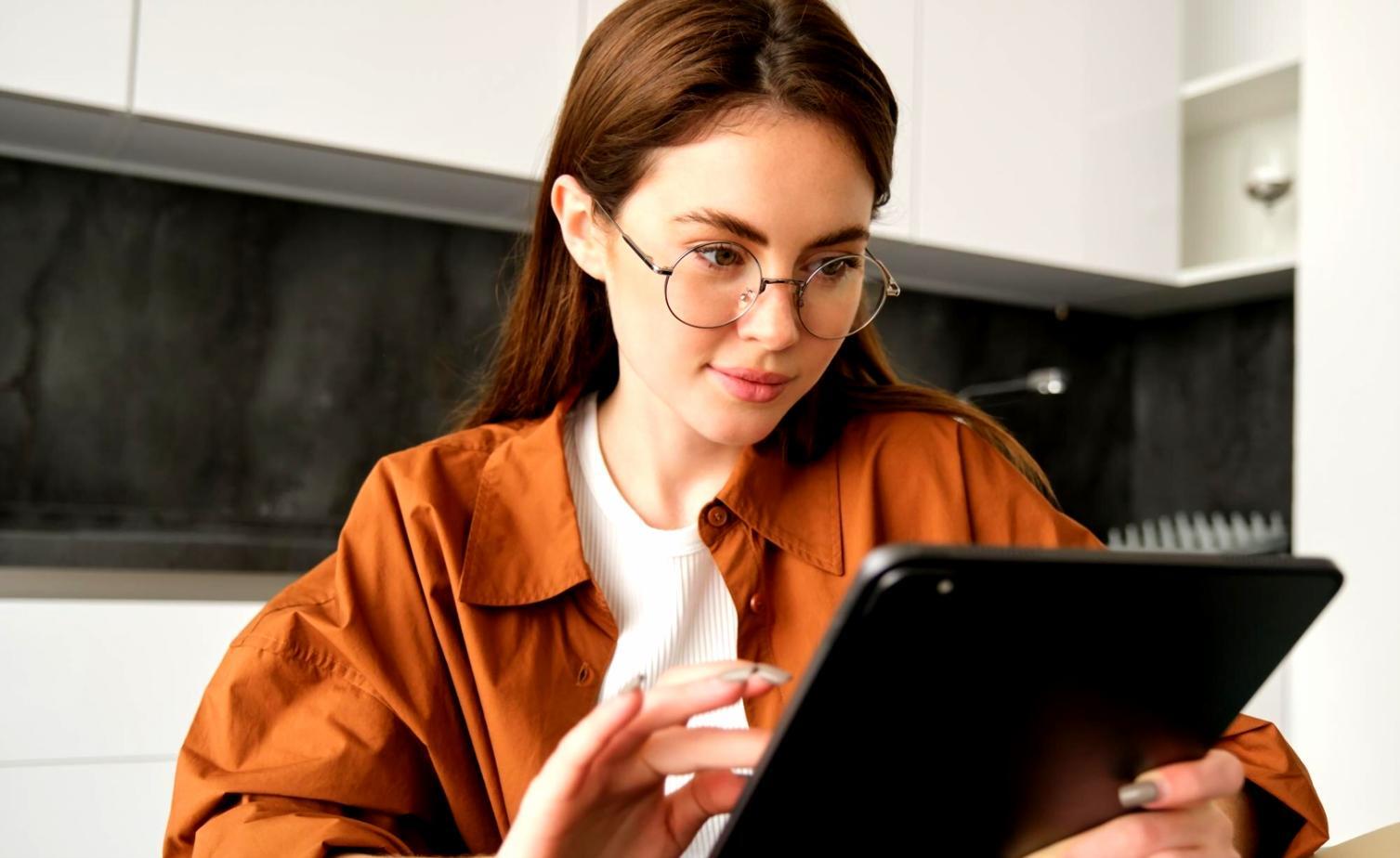 Espace de travail moderne avec équipement numérique
